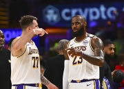 西蒙斯险胜逆转取胜，湖人关键表现点燃全场！