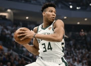 字母哥陷入低谷，引发争议连败，鹈鹕球队命运悬念！